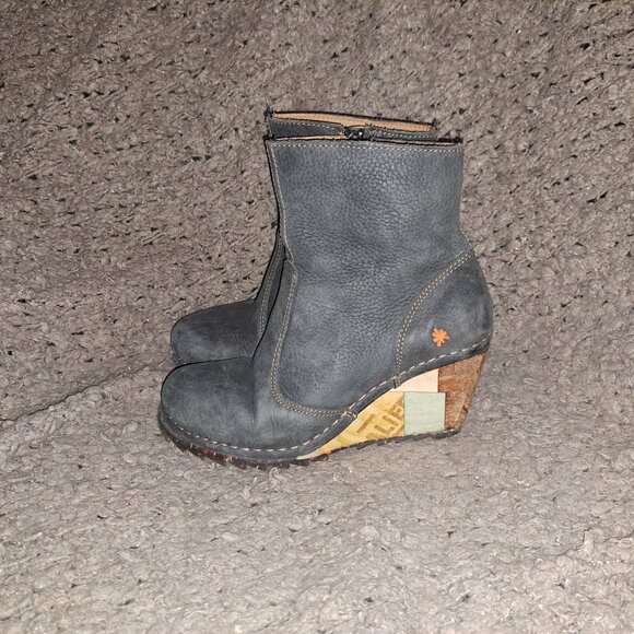 THE ART COMPANY-Detailed Wood Wedge Heel Booties-Gray Nubuck-Sz 37-EXCELLENT - Picture 2 of 8